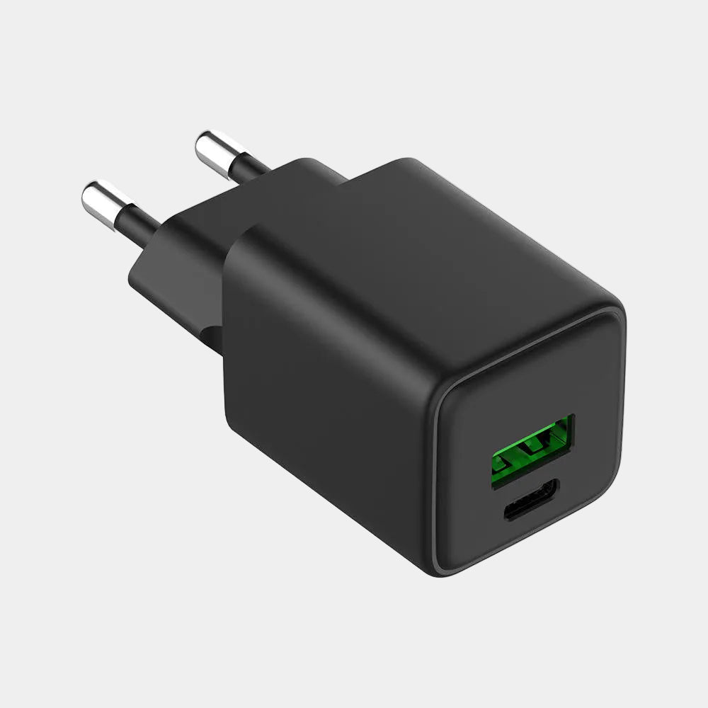 Schwarzer Kardena Ladestecker mit USB-C Anschluss und EU-Stecker