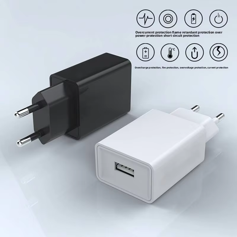 Schwarzer und weißer USB-A Ladestecker 10W mit Sicherheitsfunktionen von Kardena.