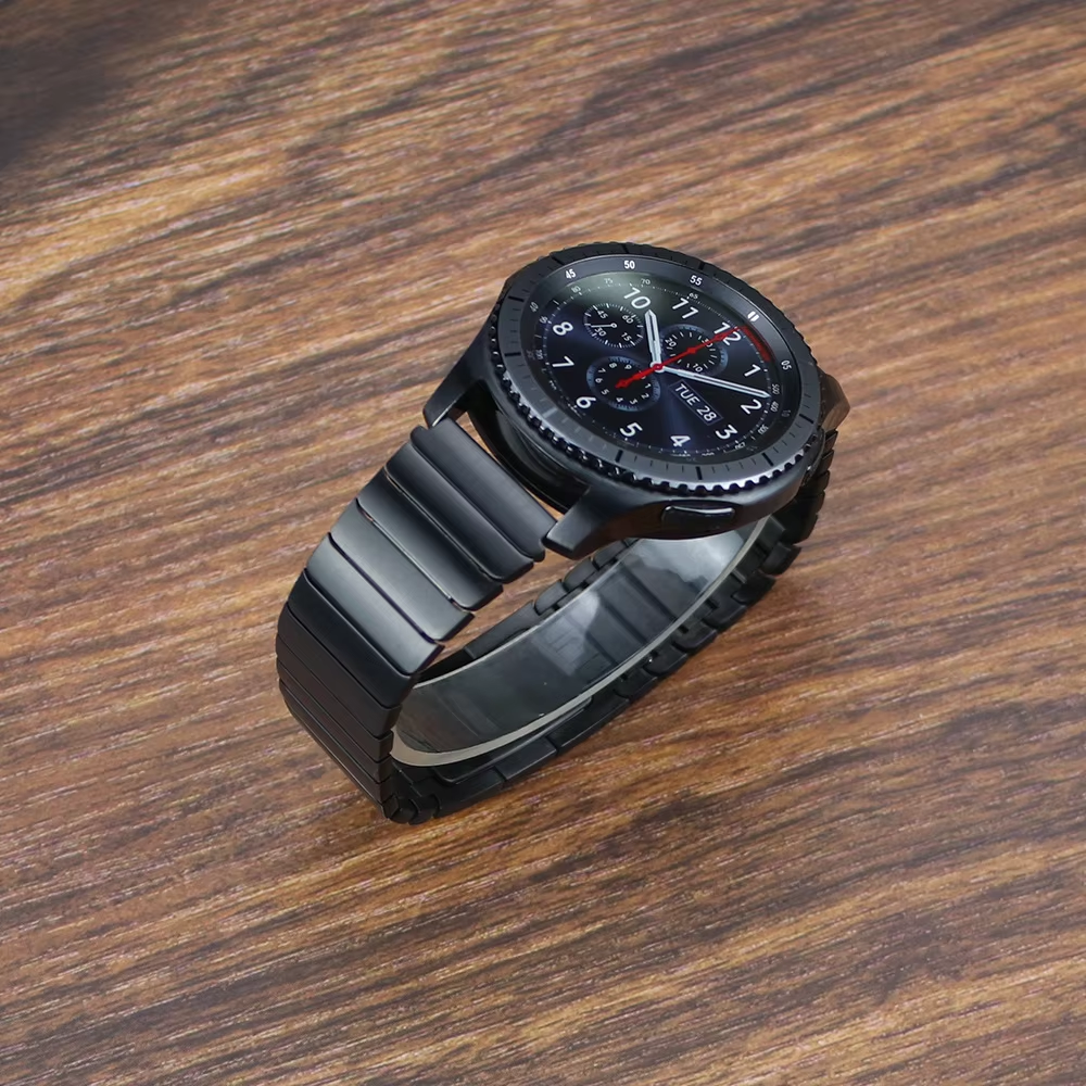 Schwarzes Titanarmband für Smartwatches von Kardena auf Holzuntergrund