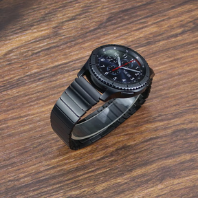 Schwarzes Titanarmband für Smartwatches von Kardena auf Holzuntergrund