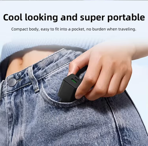Kompakter 35W USB-A und USB-C Ladestecker, der in eine Jeans-Hosentasche passt.