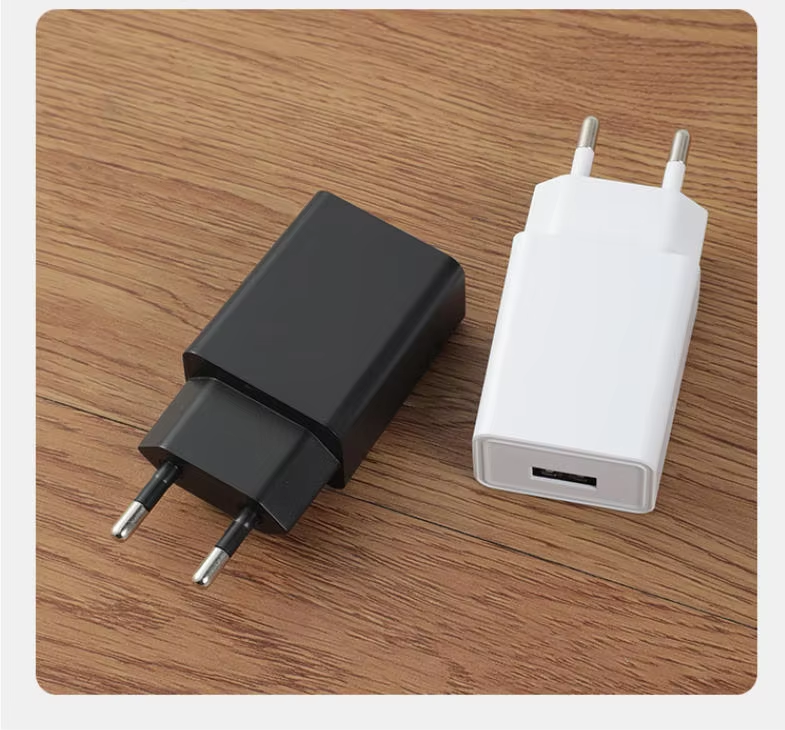 Schwarzer und weißer 10Watt USB-A Ladestecker für Smartwatches von Kardena