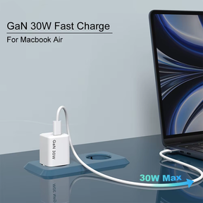 Weißes GaN 30W Schnellladegerät mit USB-C Kabel für MacBook Air an einem Tisch.